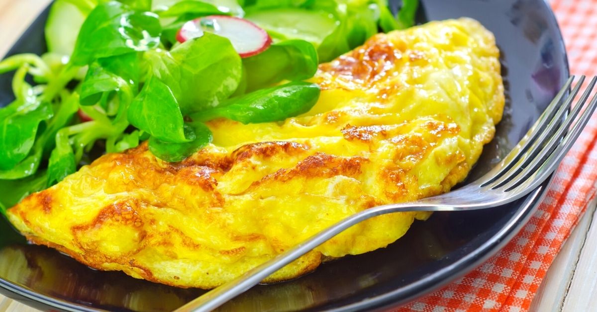 Omelette relleno de espinaca, es una buena propuesta de comida.