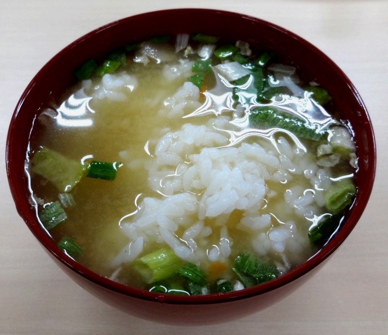 Sopa de arroz y lechuga