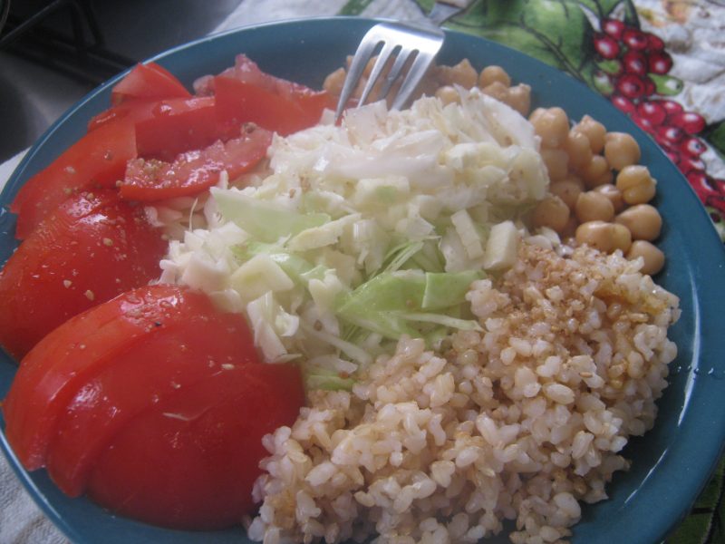 Ensalada De Repollo Blanco, Y Arroz Integral Con Garbanzos Forman Esta ...